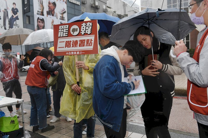 罷韓連署前進台北西門町 目標衝48萬份