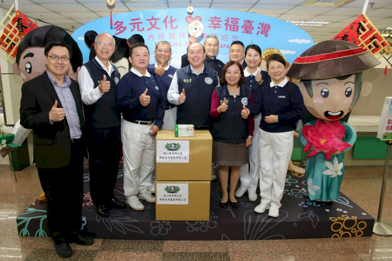 防疫送大愛 慈濟、旺旺贈移民署口罩與消毒水