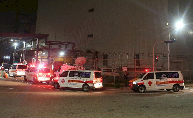 鑽石公主號旅客回台 救護車送醫院篩檢