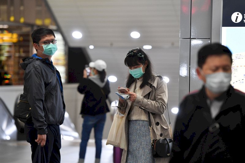疫情升溫 藍委：健康不用戴口罩政策應調整