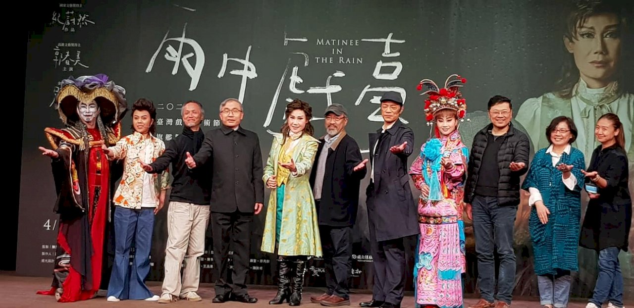 吳朋奉、郭春美聯手「雨中戲臺」 道盡歌仔戲演員悲歡人生