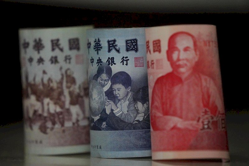央行放手出口商慌了狂拋美元 新台幣摜破28.5元回不去了？