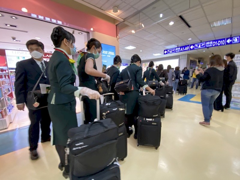 曾與確診音樂家同機 長榮10多名機組員返台
