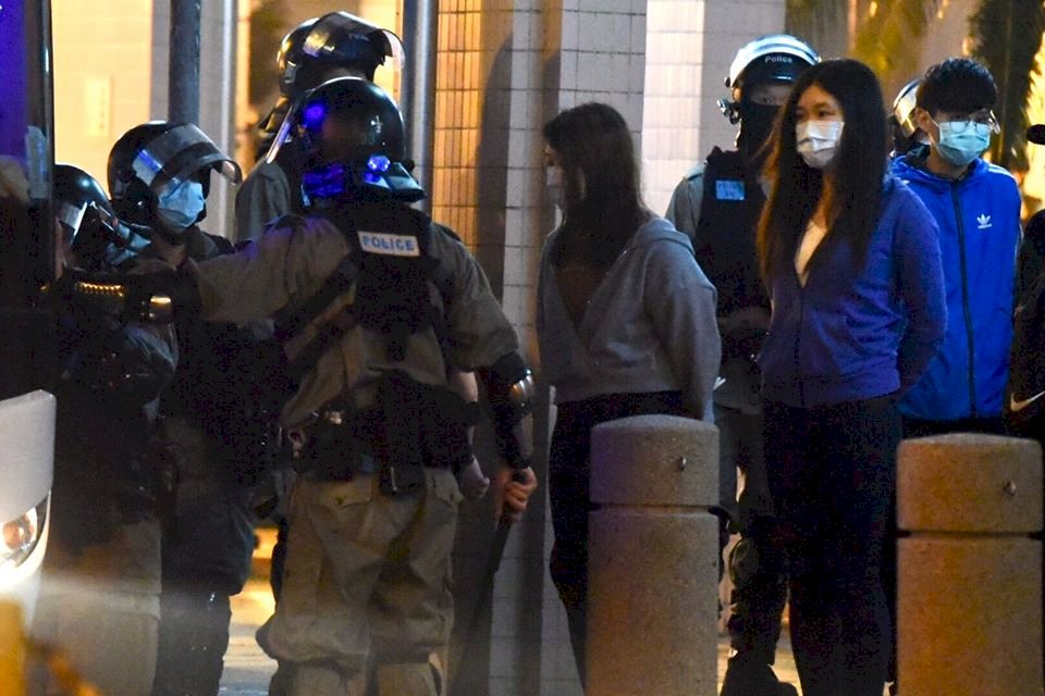 港網友集結悼念周梓樂 港警驅散逮捕41人