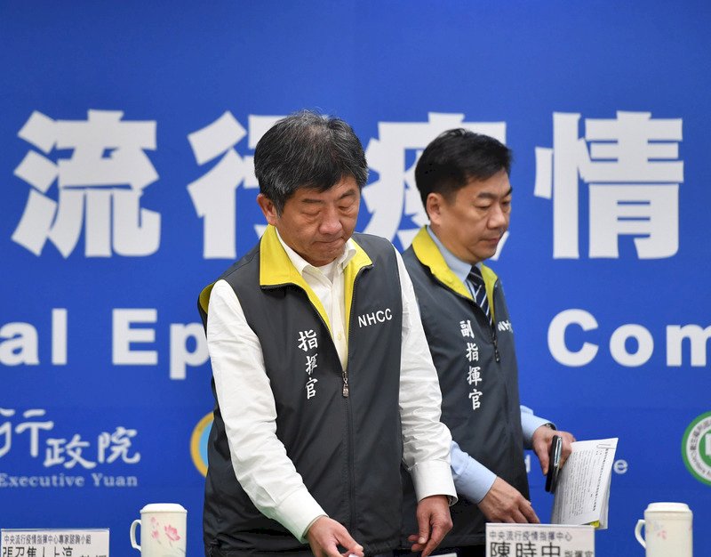 第二批武漢包機 華航4醫9護隨行接返 (影音)