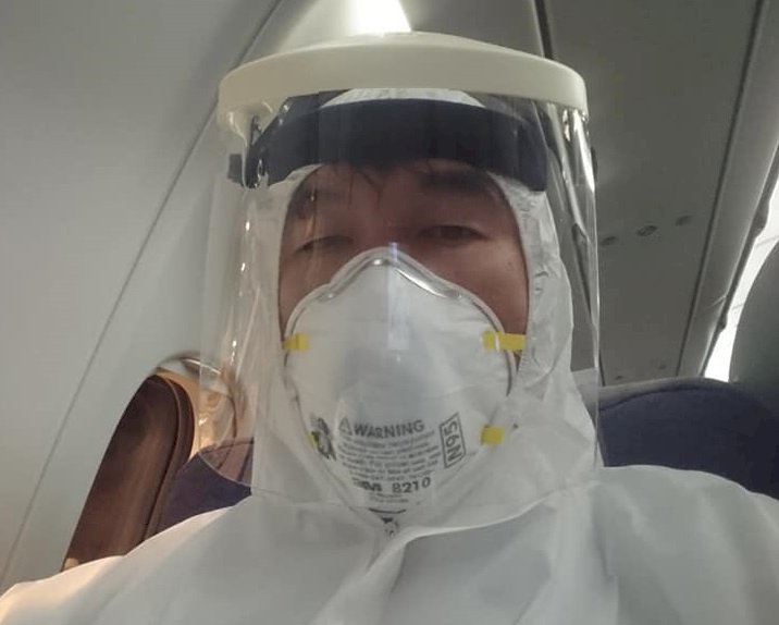 防疫醫護以「乘客」身分登東航  勸導國人穿著全套防護