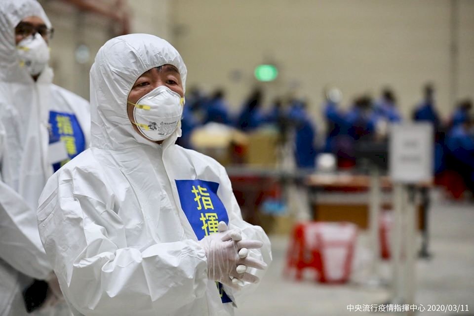 阿中部長坐鎮機場一夜未眠  網友惜惜：快去休息吧