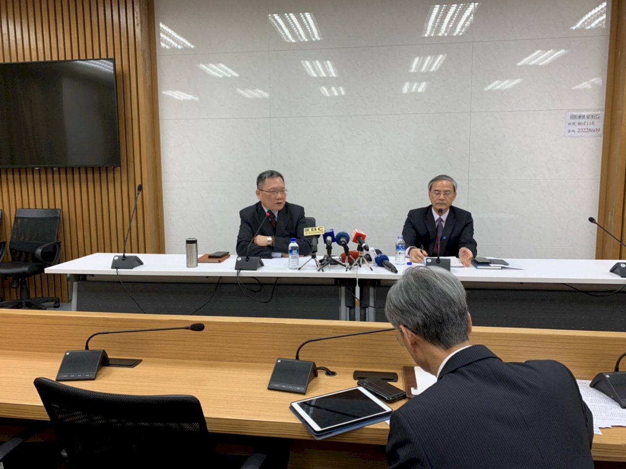 財長信心喊話國安基金上膛備戰 台股開盤仍崩跌失萬點
