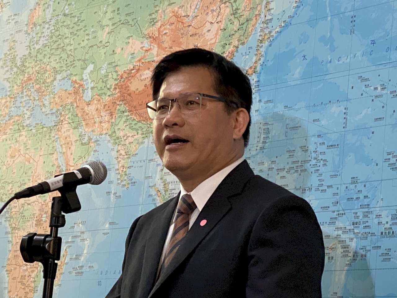 防疫當頭 觀光局官員公器私用 火速遭拔官