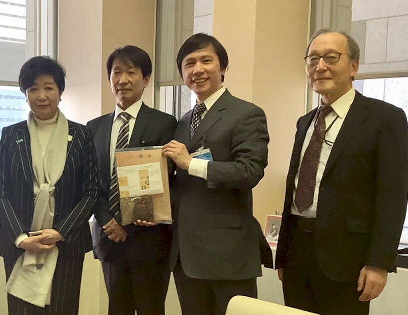 防疫期間老少同樂！旅日本因坊棋王王銘琬贈純棋給東京都知事小池