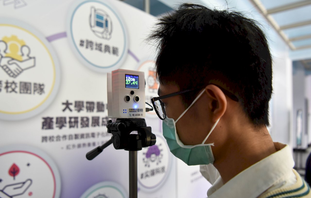 台師大與新北4校合作 開發自動額溫檢驗器