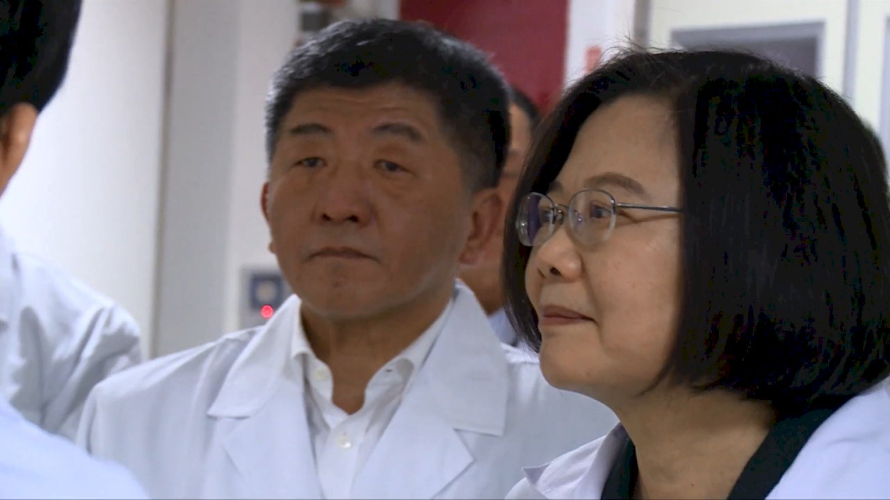 視察昆陽實驗室 總統：專業防疫國家隊定能保障國人健康