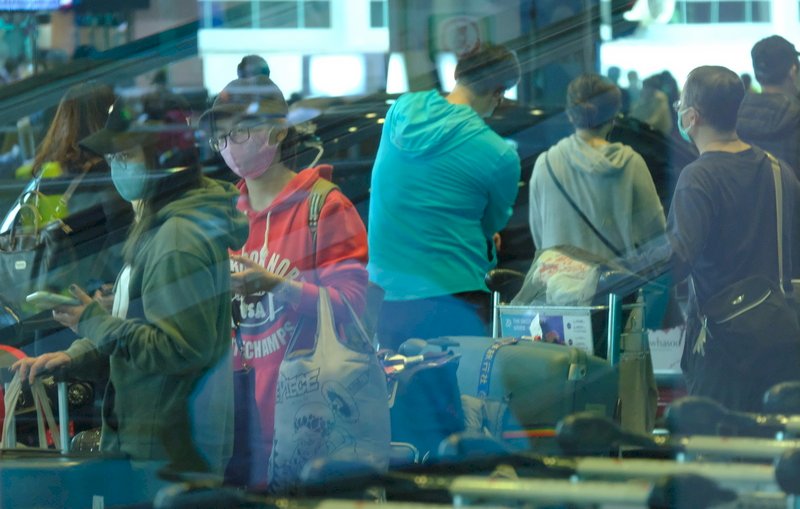 旅客稱返台機票不好買 桃機排隊人潮趨緩