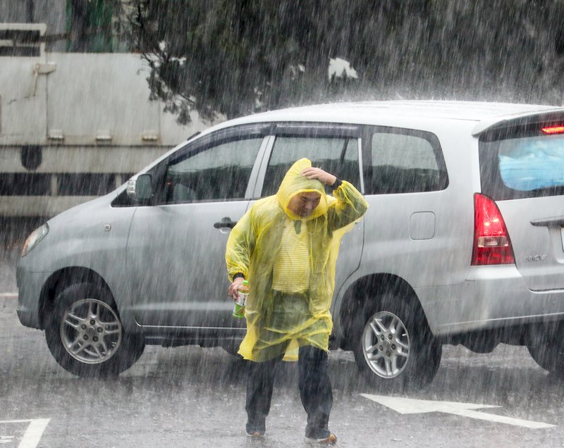 中國南方暴雨黃色預警 湖北宜昌嚴重積水