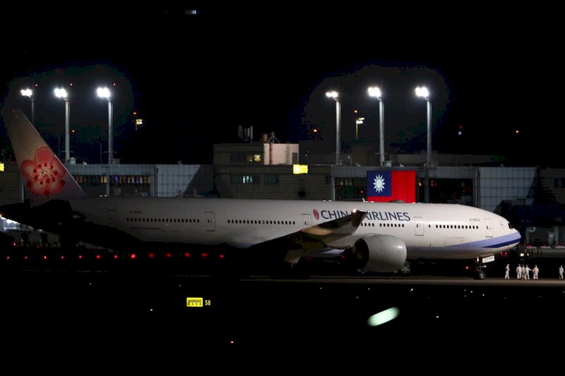 湖北類包機深夜抵台 153名旅客防疫檢查
