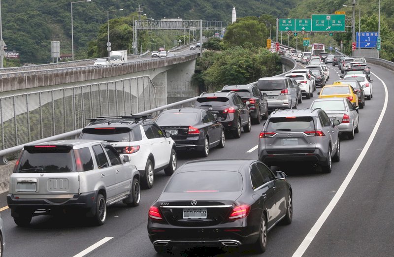 初三上午國道湧車潮  3路段壅塞