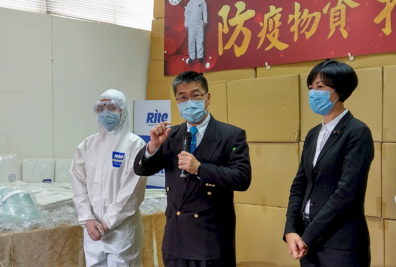 徐國勇邀企業相挺 捐2千萬物資助第一線防疫