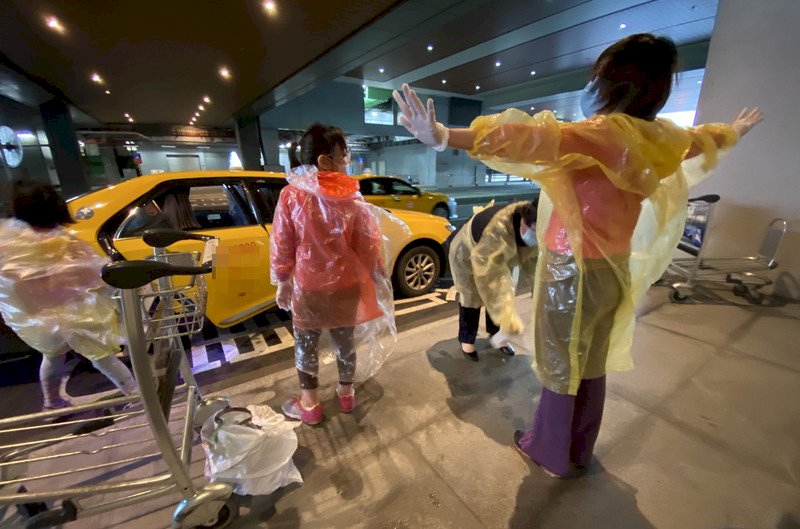 入境者有疑似症狀送檢疫所首日  旅客未及反應