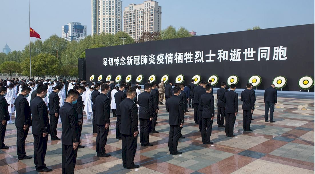 悼念武漢肺炎死者降半旗 習近平帶頭默哀3分鐘