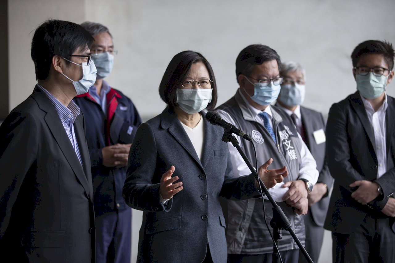 駁「暗槓」口罩 總統：防疫措施高度透明 行有餘力才援外