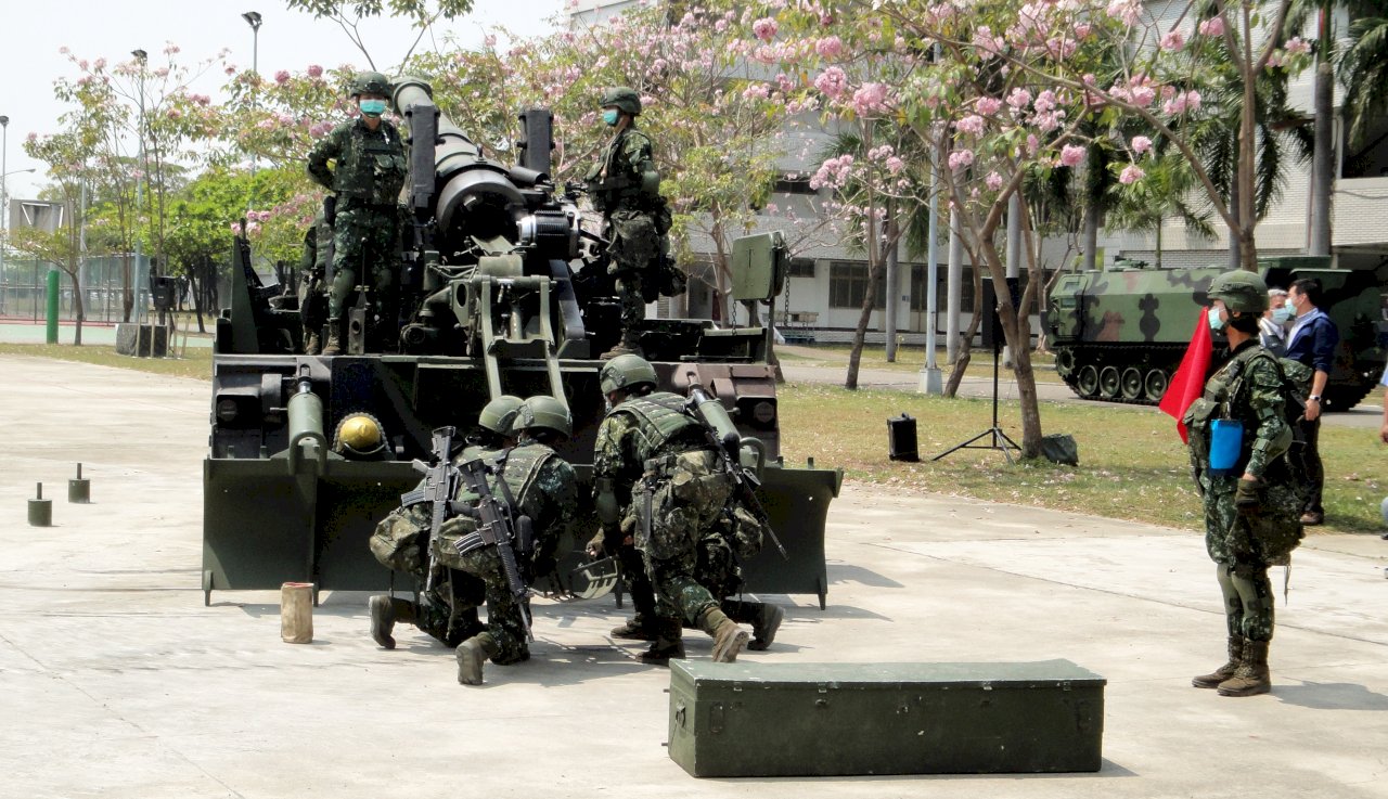 搬運98公斤彈藥 女砲兵班自我加強訓練扛重任