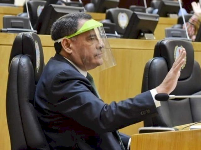 贈醫療人員面罩遭轉手 阿根廷議員戴著開會被揭發