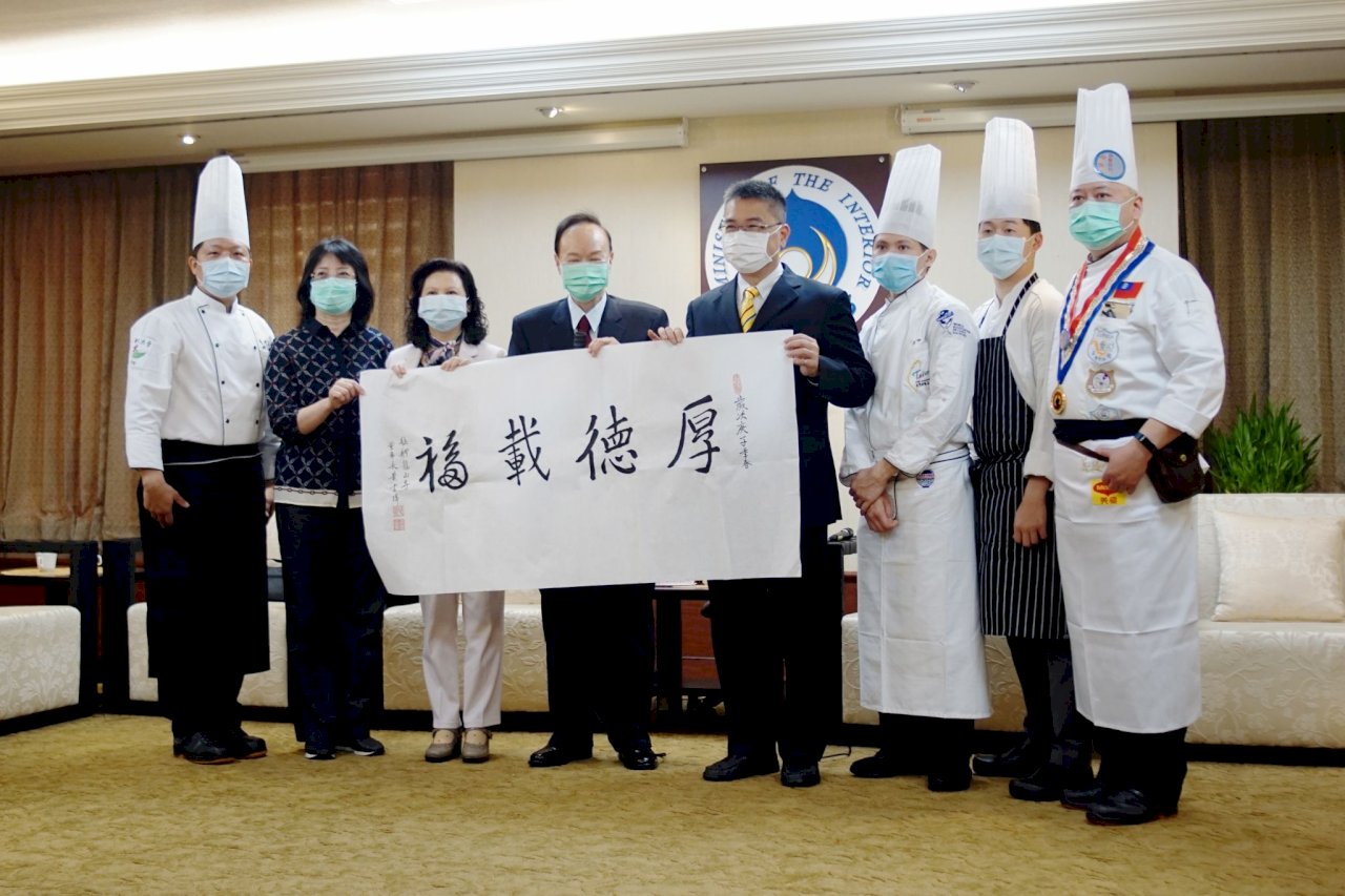 艋舺龍山寺茹素3日為疫情祈福 徐國勇感謝宗教撫慰人心