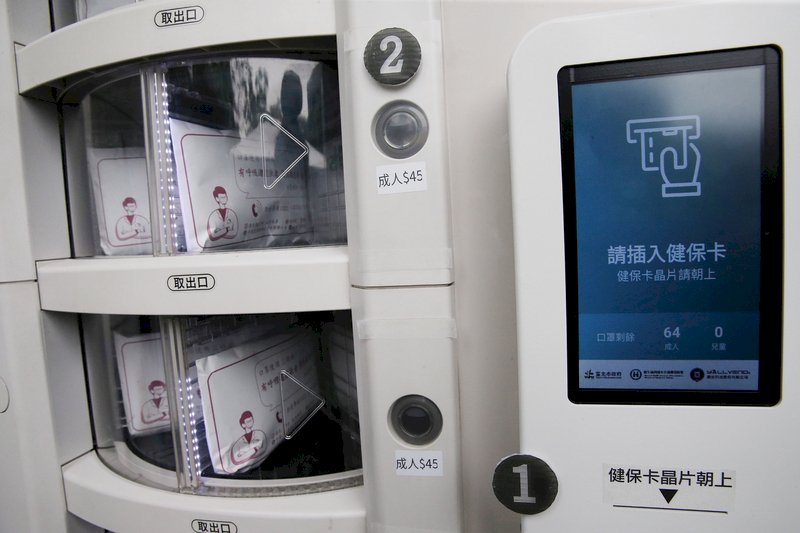 口罩販賣機開賣首日 湧購買排隊人潮