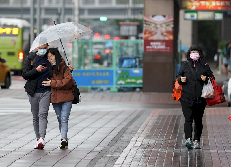 白天各地有雨 入夜後溫降北台灣低溫14度