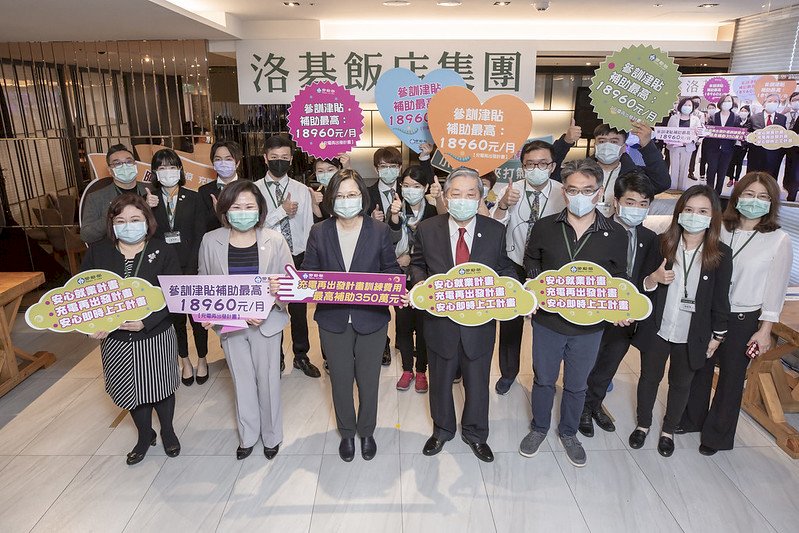 總統：多元手段紓困 補助勞工薪資度難關