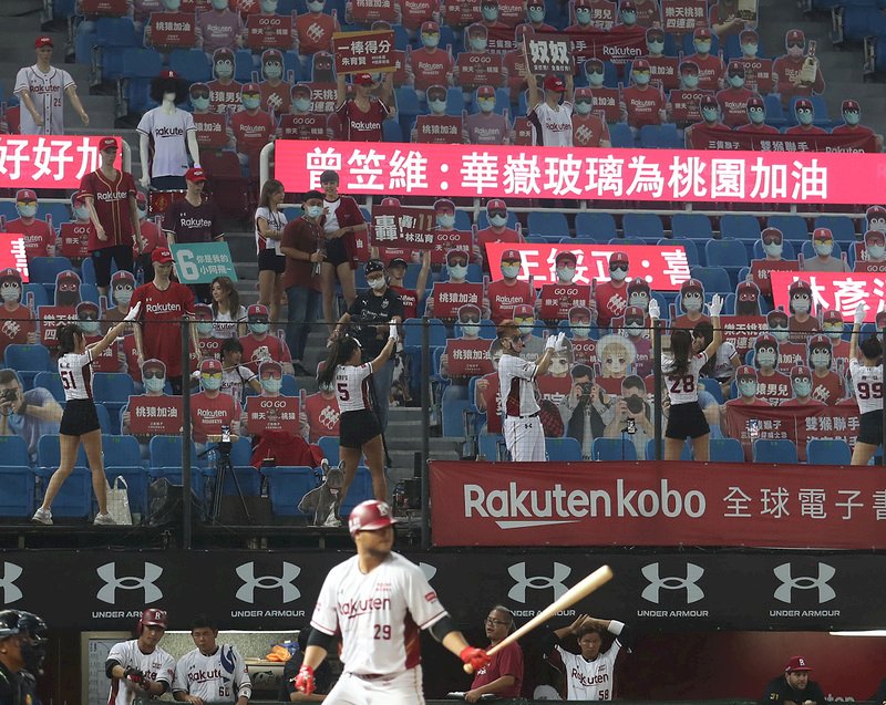 台灣職棒閉門開打 紙板球迷嚇到洋將也紅到美國