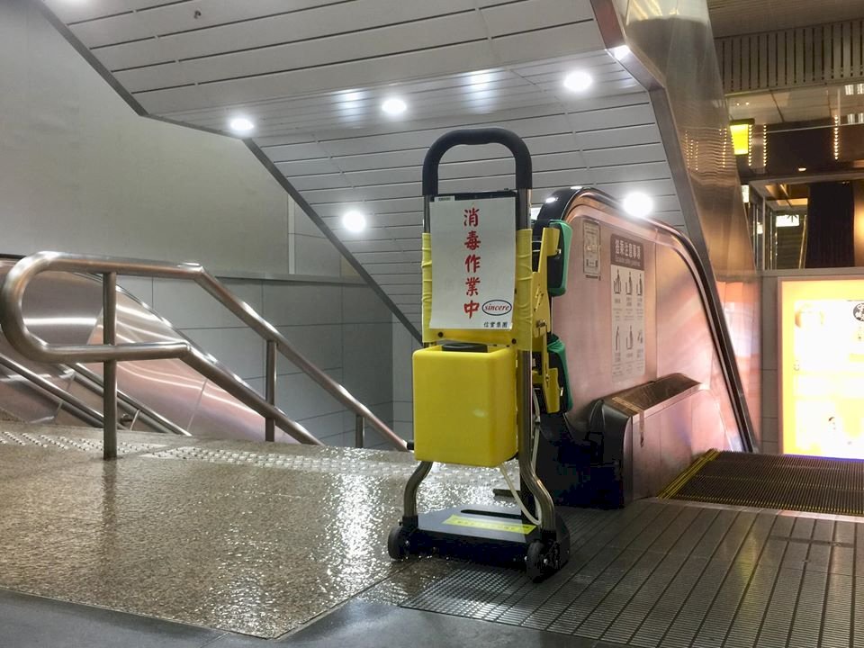 打造防疫車站 台鐵推手扶梯清潔機 (影音)