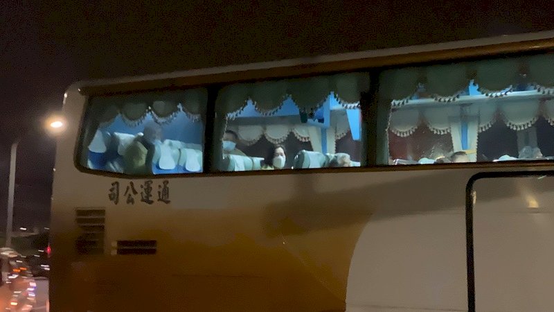 昨夜返台湖北類包機 3人送醫228人送集中檢疫所