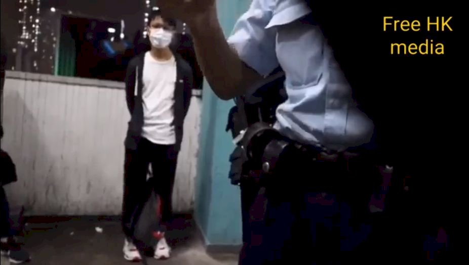 反送中打壓不停 港警聯合白衣人四毀祭壇(影)