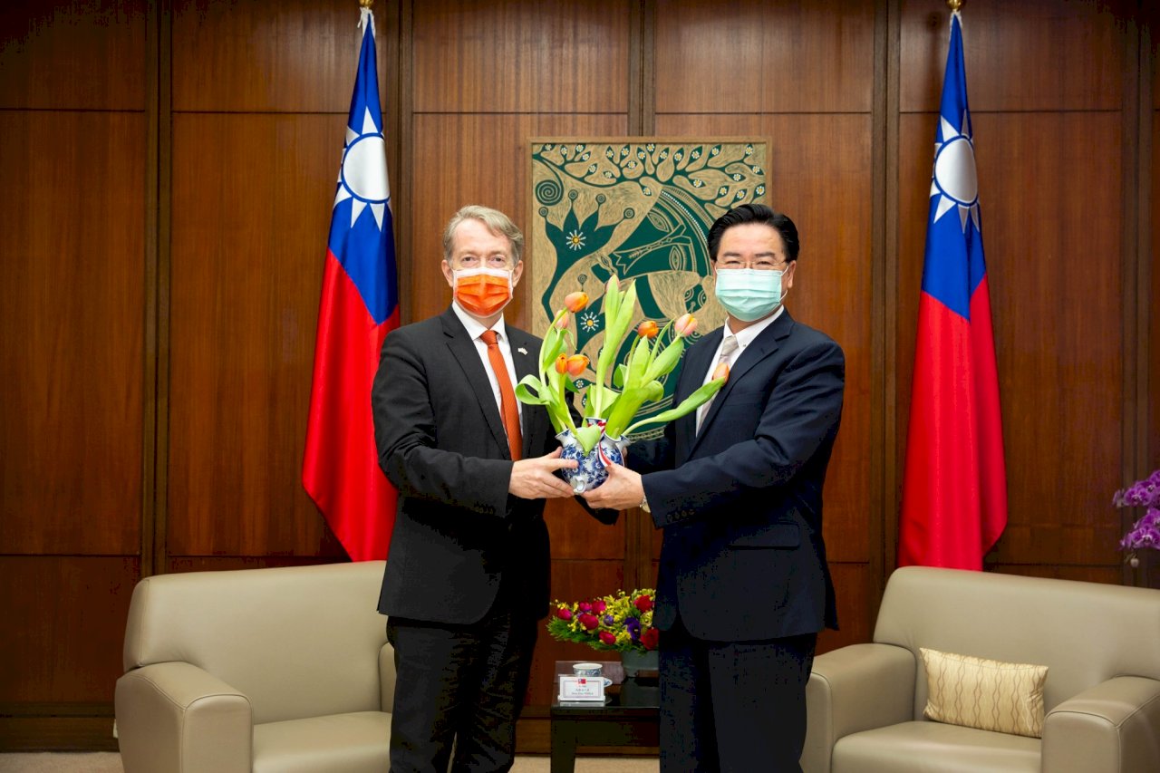 感謝成就台灣奇蹟 荷蘭國慶空運3999鬱金香送抗疫尖兵