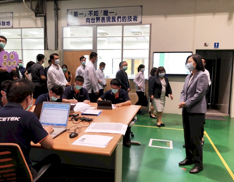 總統：全力助企業、個人度難關 141萬人已獲現金補助