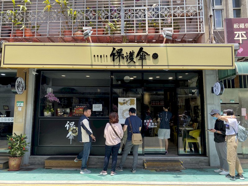 保護傘餐廳遭潑穢物 警方：鎖定特定犯嫌影像追緝