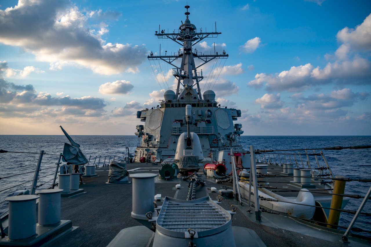 美艦通過中國主權聲索南海海域 維護自由航行權