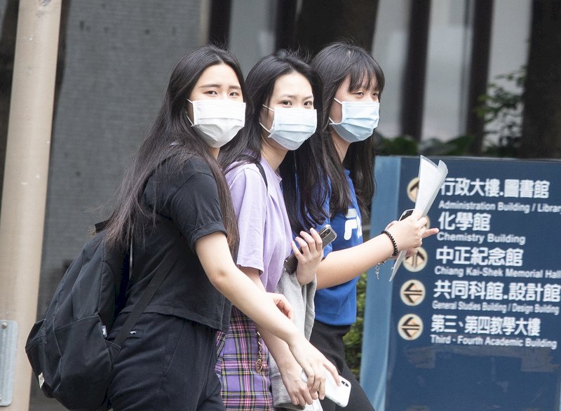 四技二專統測第二天  進考場務必戴口罩