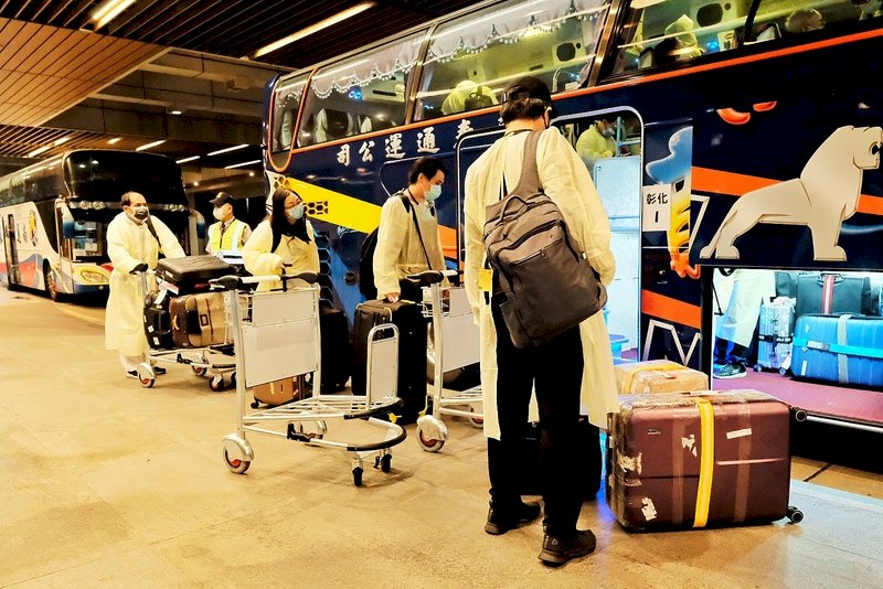 入境檢疫可望縮為10天 專家：「5+5」有點危險