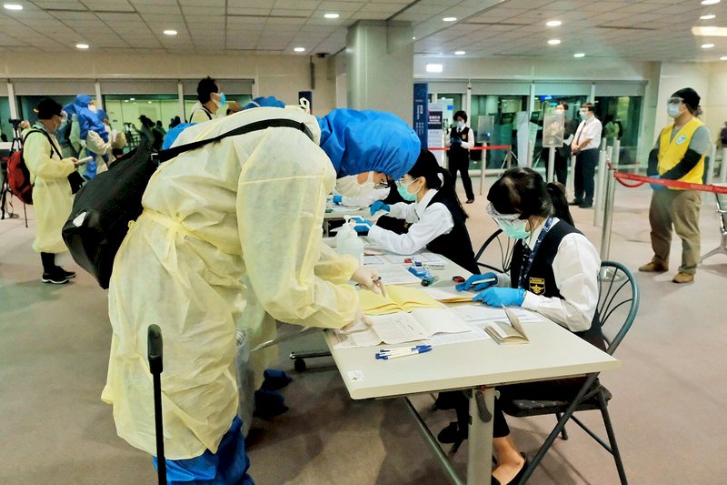 印度撤僑專機抵台 9人曾輕微咳嗽採檢