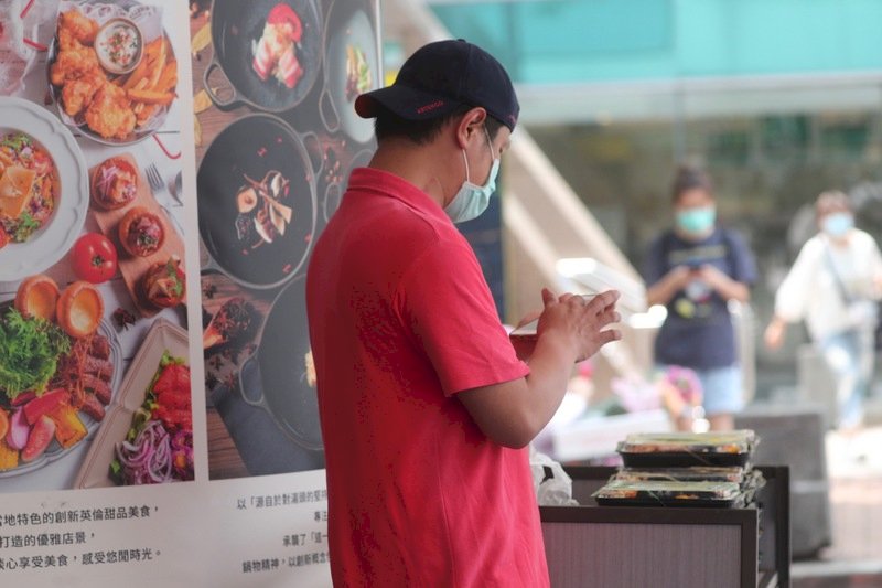 疫情致無薪假增 住宿餐飲業人數家數創高峰