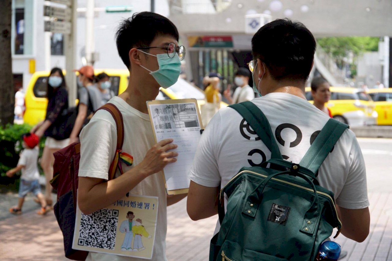 百位志工街頭連署挺跨國同婚 爭取上萬民眾支持