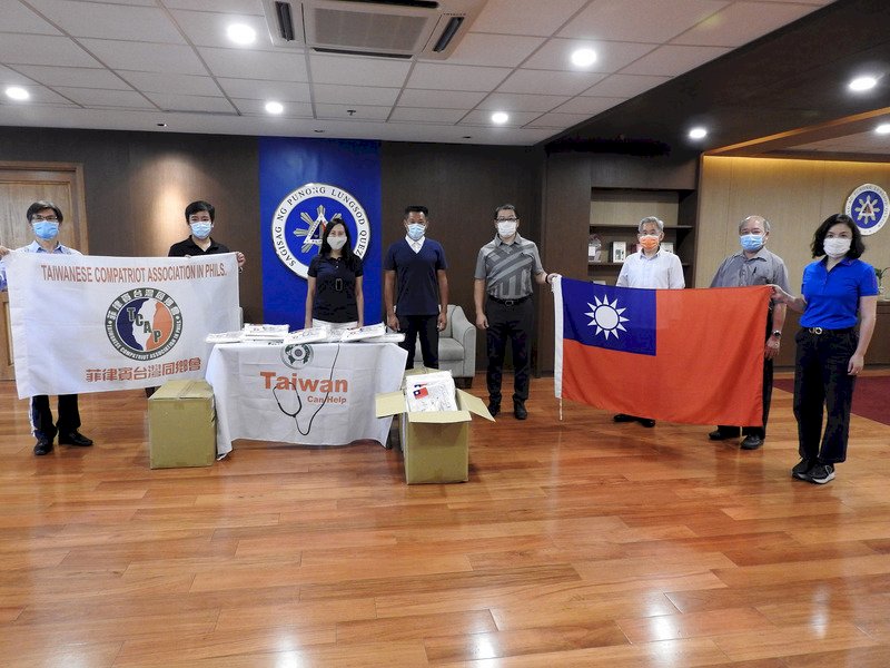 菲律賓台商捐防護衣 奎松市長感謝展現兄弟愛