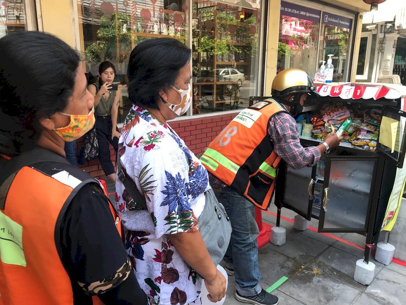 疫情衝擊基層勞工 泰國路邊出現食物分享櫃助人度難關
