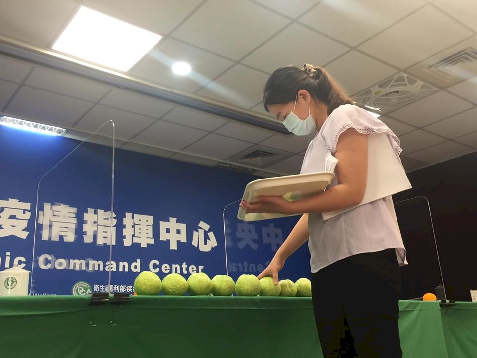 指揮中心端8顆芭樂  指連8天零確診