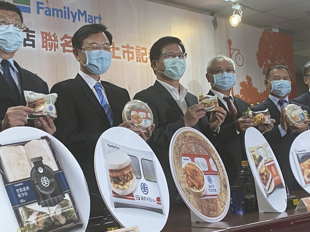 台鐵攜手全家 推出8款聯名鮮食 520起全台開賣