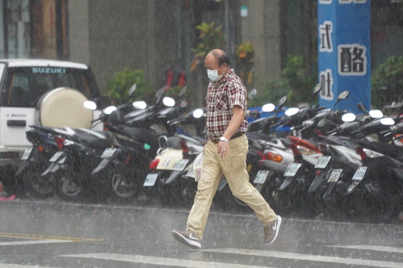 滯留鋒面影響全台雨陣陣 氣溫舒適各地未達30度