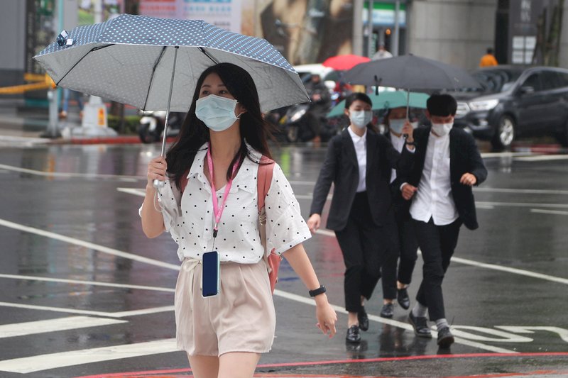 暴雨將至 西南風明增強為西南氣流 全台嚴防大豪雨