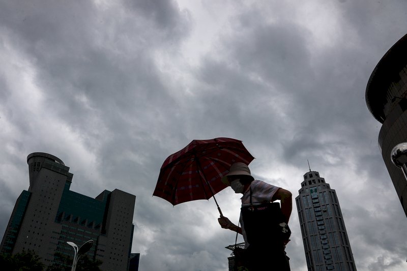 西南風及滯留鋒面影響 各地有陣雨或雷雨